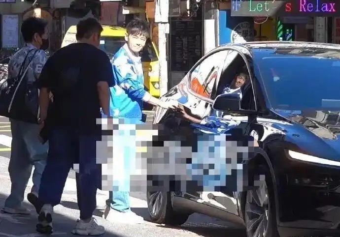 林志颖车祸后再坐特斯拉 林志颖当年出车祸，很多人都刻意误导，说赛车手也刹不住。实
