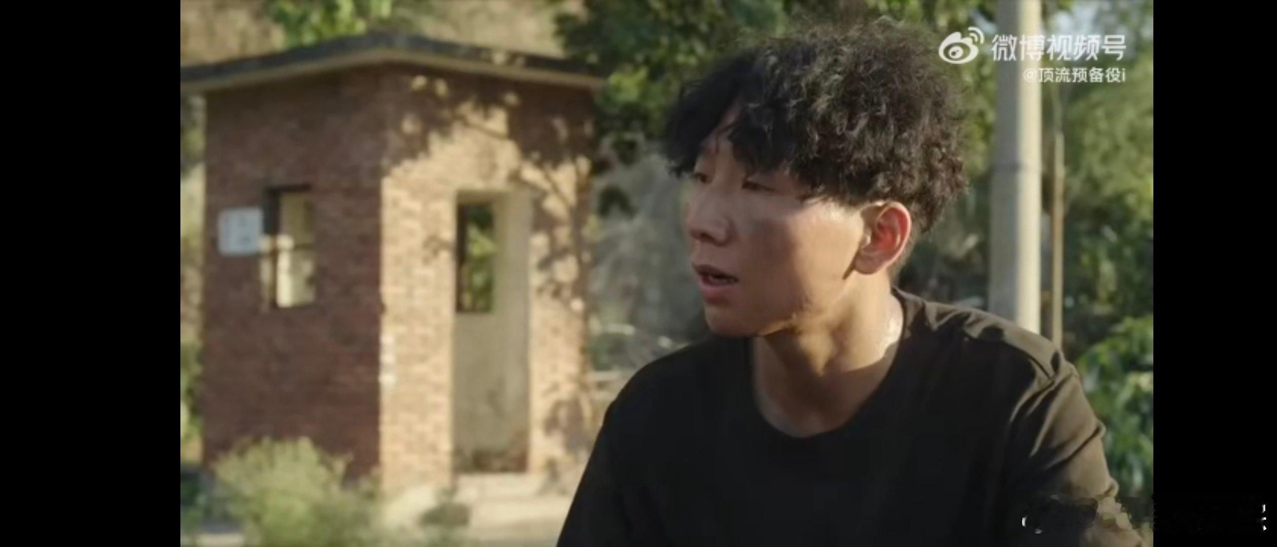 阿如那新剧回村自首  阿如那新剧里，张莱西受郑义操控犯罪。逃亡后自首欲再作恶，自