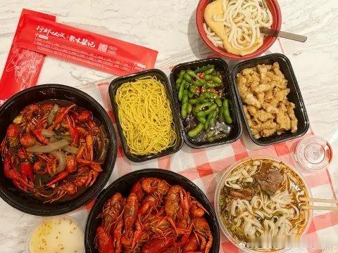 不要被人当五折券用长沙队赛场一路高歌猛进，背后美团外卖暖心助阵，全城外卖五折让利