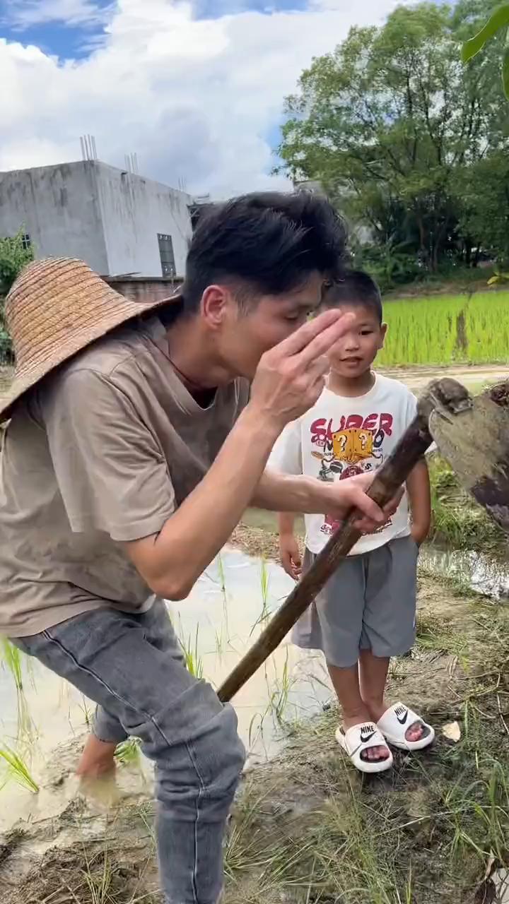 你的名字叫锄头，地里长草不用愁，工人拿你筑高楼，农民哪里修地球。操作简单价格低，