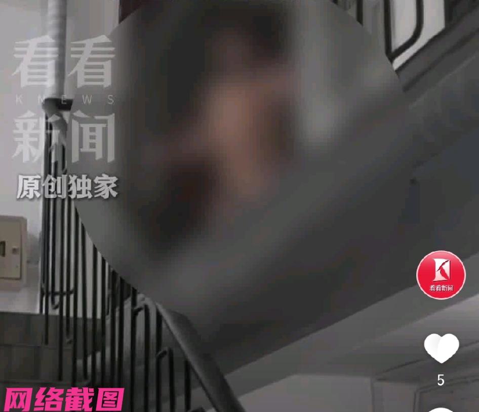 上海有处居民楼内，因有独居老人无人照料引发了楼内的异味超常，处处留有污秽残存，以
