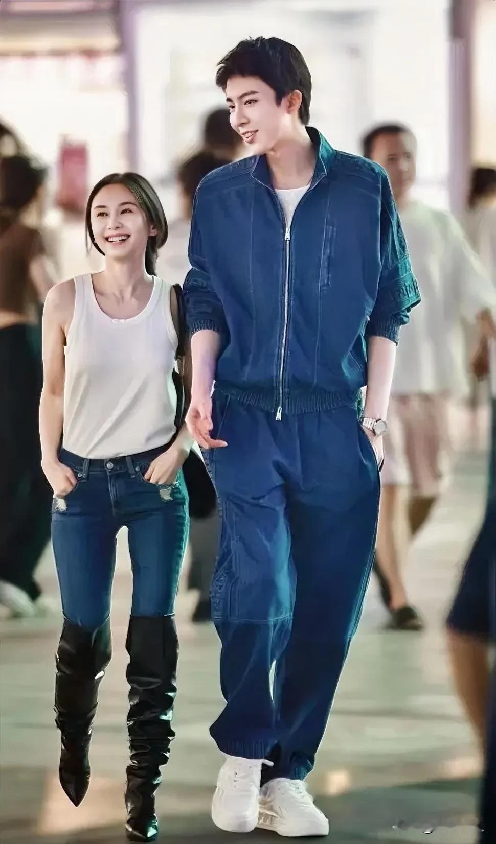 王子文娇俏甜美，刘宇宁高大帅气，二人的漫步合照好有画面感！
王子文灵动精灵，小巧