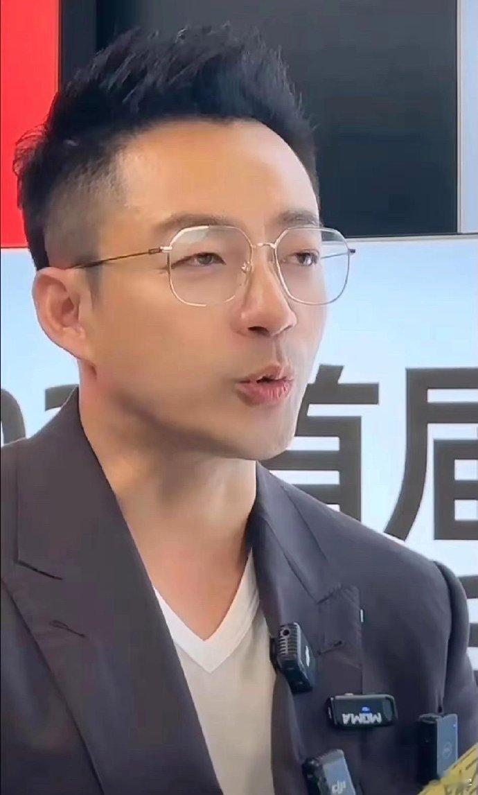 汪小菲畅谈麻六记：坚持现炒，烟火气足！创新酸辣粉，愿美食遍全国，无店也能尝！ ​