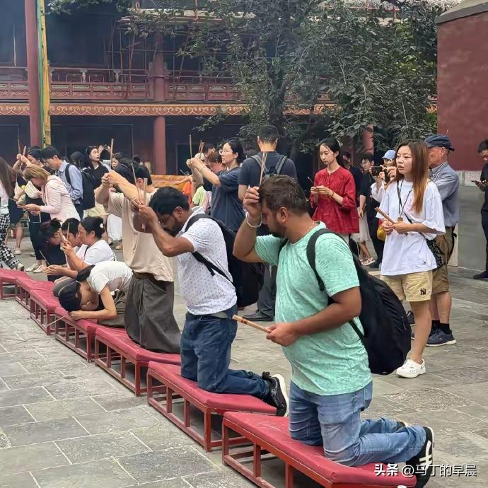 在北京雍和宫，虔诚跪拜的印度阿三。不知道他们求的是什么？
 ​​​