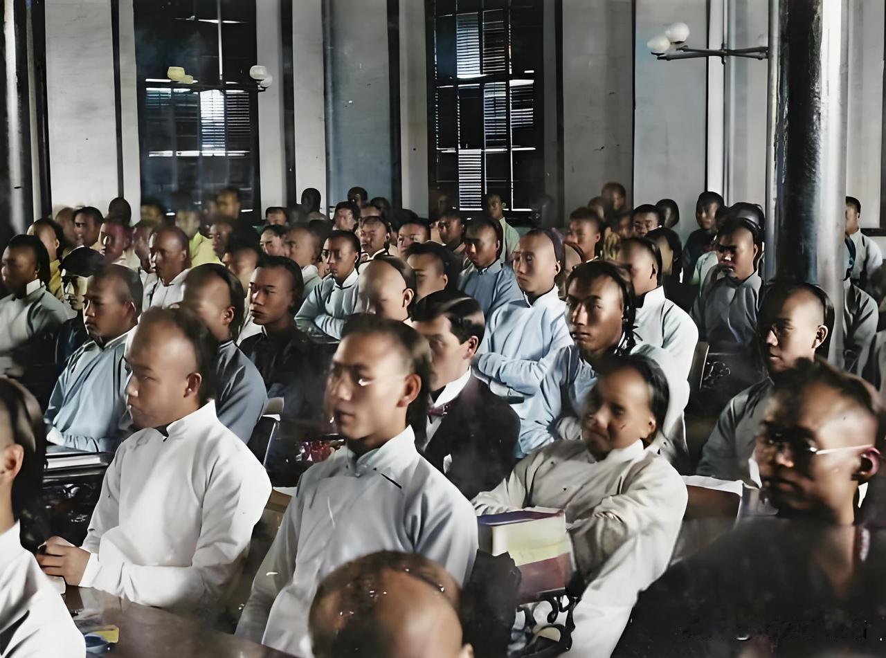 1900年之际，京师大学堂内，一群大学生正沉浸于圣经课程的研习之中。目睹此景，那