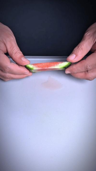 樊振东被中餐厨师刀工惊艳到了从竞技赛场来到美食舞台，樊振东被中餐的手工技艺打动，