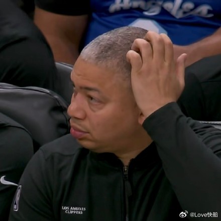 记者：为什么让洛佩兹打36分钟？泰伦-卢：确实有风险，他马上38岁了，但我们没有