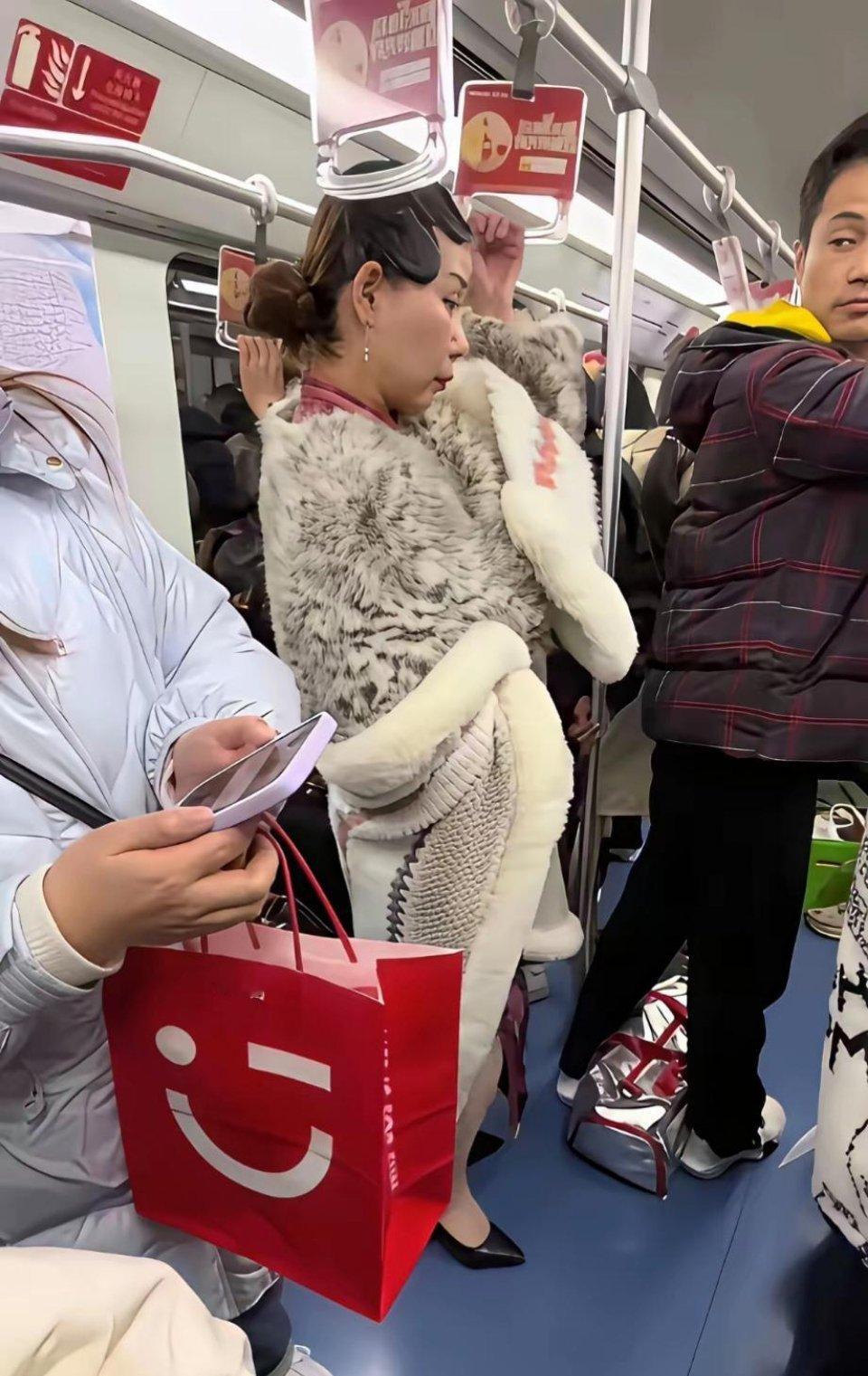 一看就是富婆这身打扮 