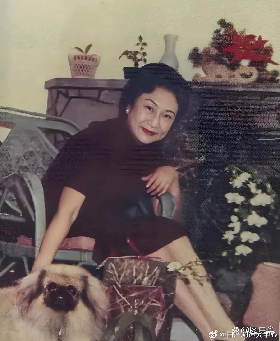 1975年，晚年的胡蝶在加拿大温哥华定居后，留下的一张照片，镜头中她坐在寓所的椅