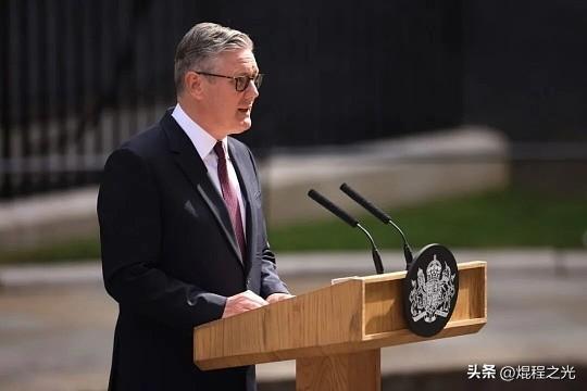 斯塔默撑不满两年撂挑子，英国选民被这出戏晃得眼晕！

据BBC北京时间2026年