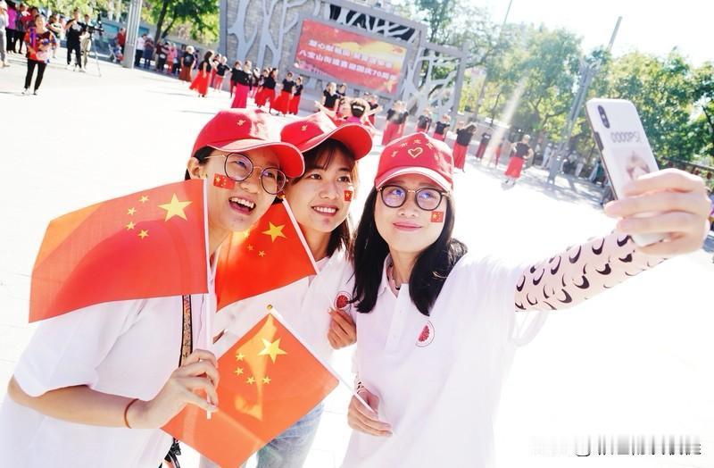 我自然深爱着我们伟大而可爱的祖国！祖国拥有着源远流长的历史，“四大发明”影响深远