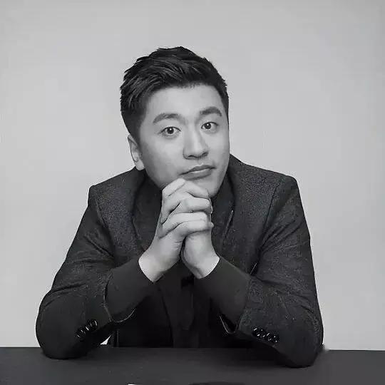 张雪峰在惋惜声中走了，跑步惹祸还是过劳死？年仅42岁的张雪峰因为心源性猝死，虽经