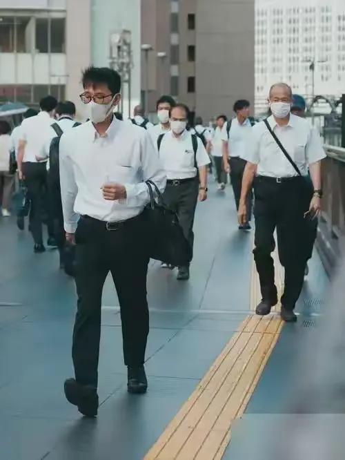亚足联开会，30个人坐一桌。桌上没有中国人。

日本韩国不高兴了，觉得西亚那边分