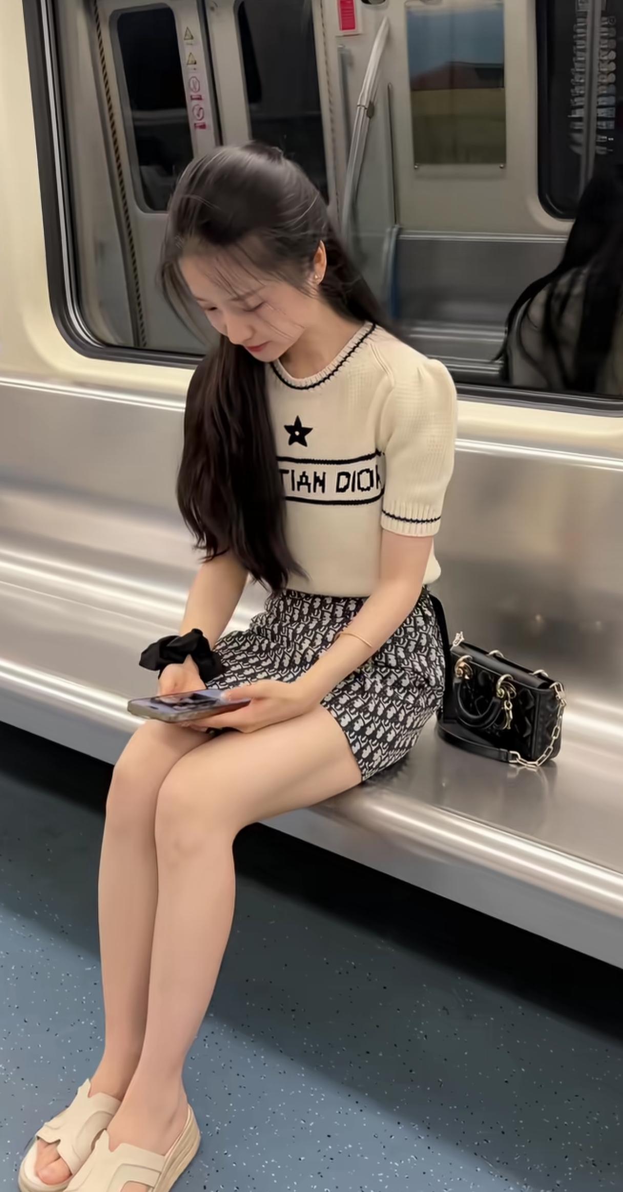 身在公司这个小江湖，利益纷争、暗中算计本就是常态，稍有不慎就会遭人背后中伤。
这