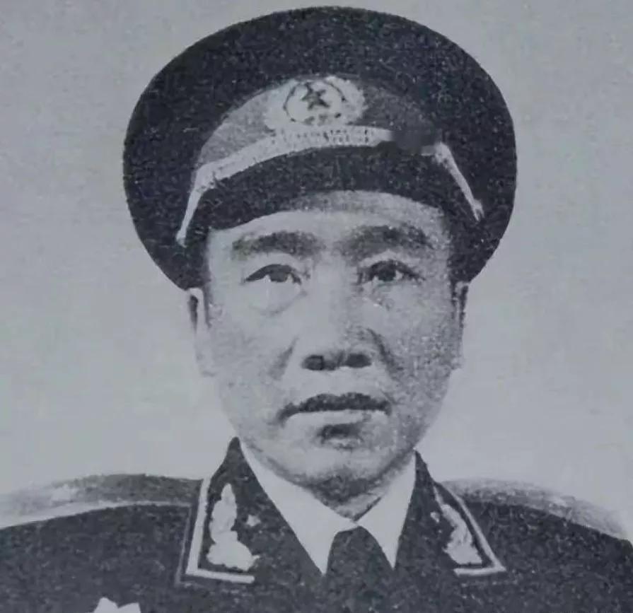 1955 在举行授衔仪式之际，他竟猛地一把扯下肩章，而后扬长离去，紧接着便立下了