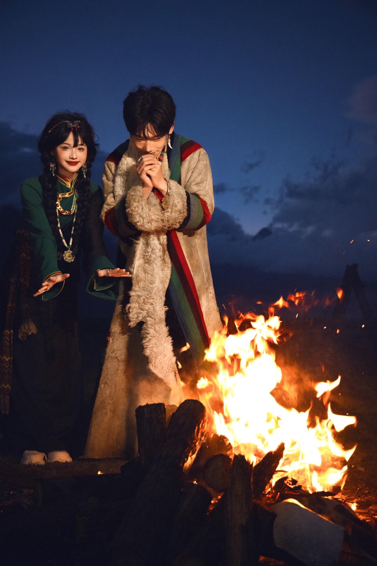 藏服写真|身前有篝火，眼里有星河||我们生起篝火，度过寒冷冬夜