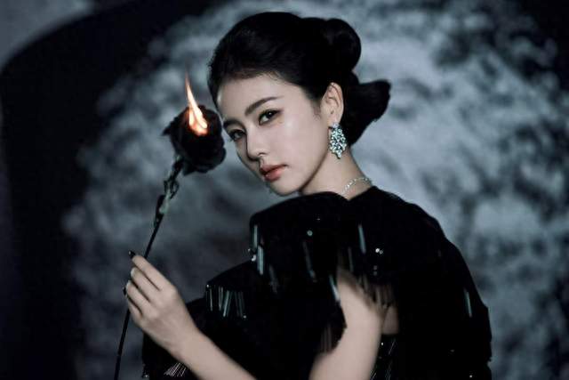 白鹿亮相时尚芭莎年度盛典！开毯高定搭配非遗团扇惊艳全场