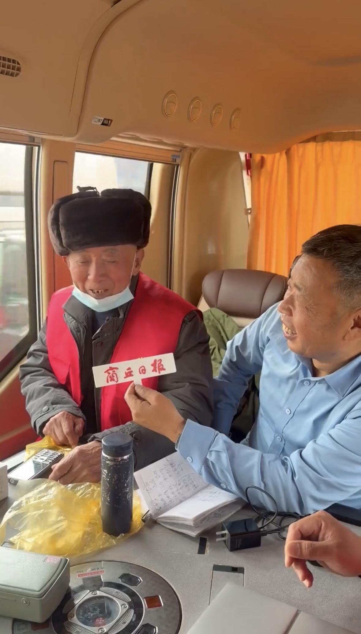 吴承言带老人爬长城装备齐全，大家担心这么冷的天年龄大的老人爬长城受不了，请大家放