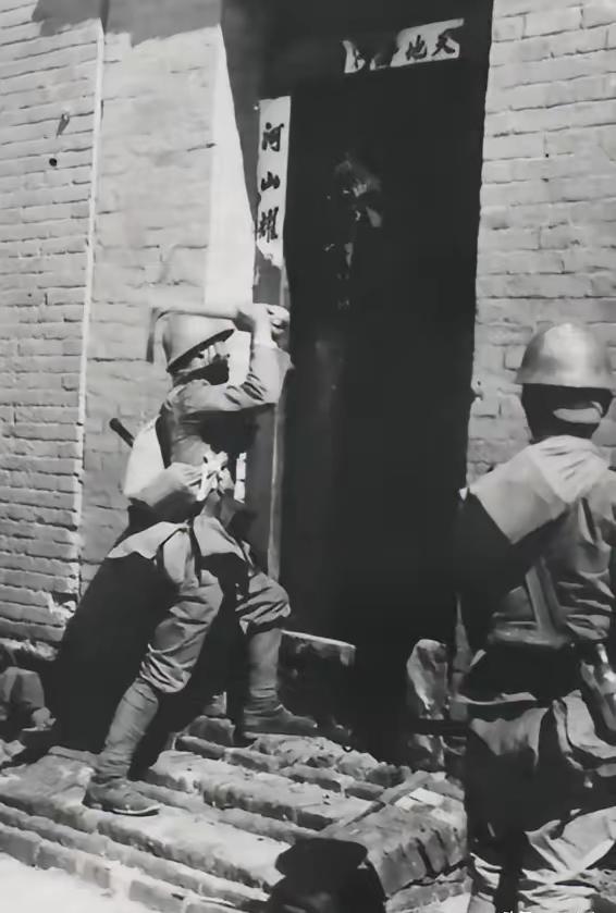 1942年，山东乐陵，八路军科长于志洪和战士小周过敌人关卡，忽听伪军叫：“抓八路