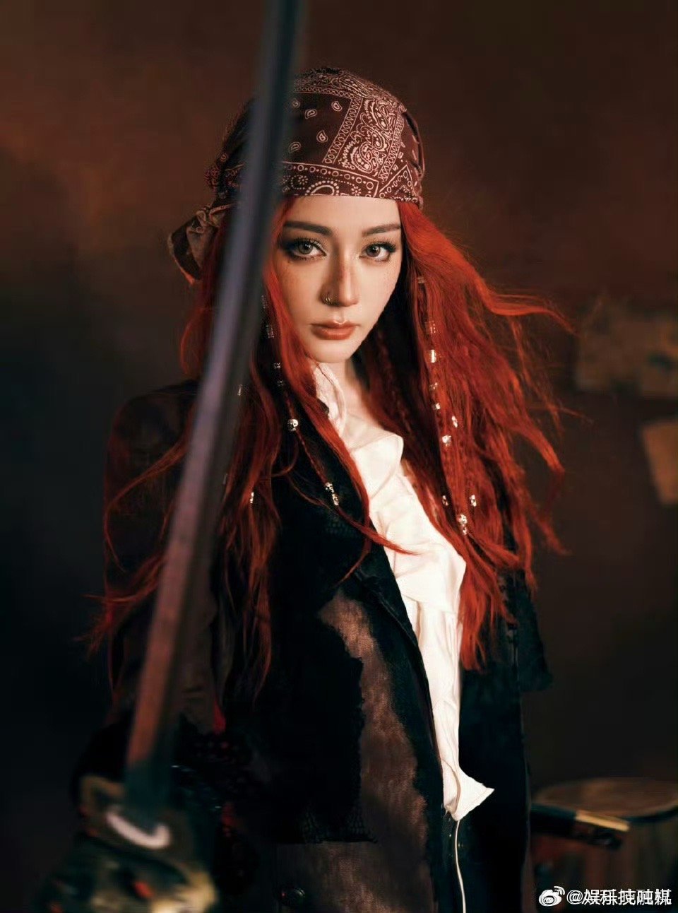 王亚飞给迪丽热巴化的海盗妆 谁还没看这组海盗妆造型？王亚飞太懂热巴的美了，红发热