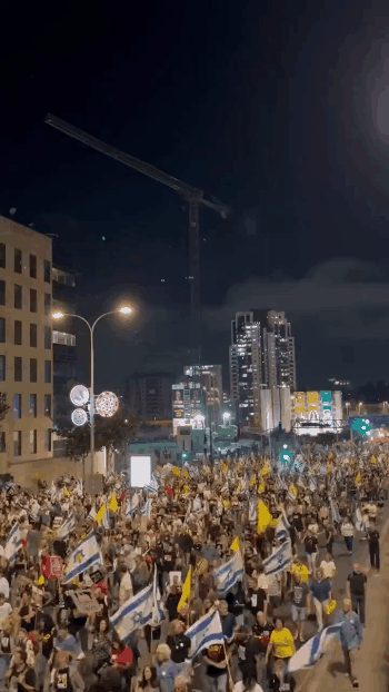 28日晚，特拉维夫爆发大规模“反战游行”，然而以色列警察迅速武力镇压，现场一片混