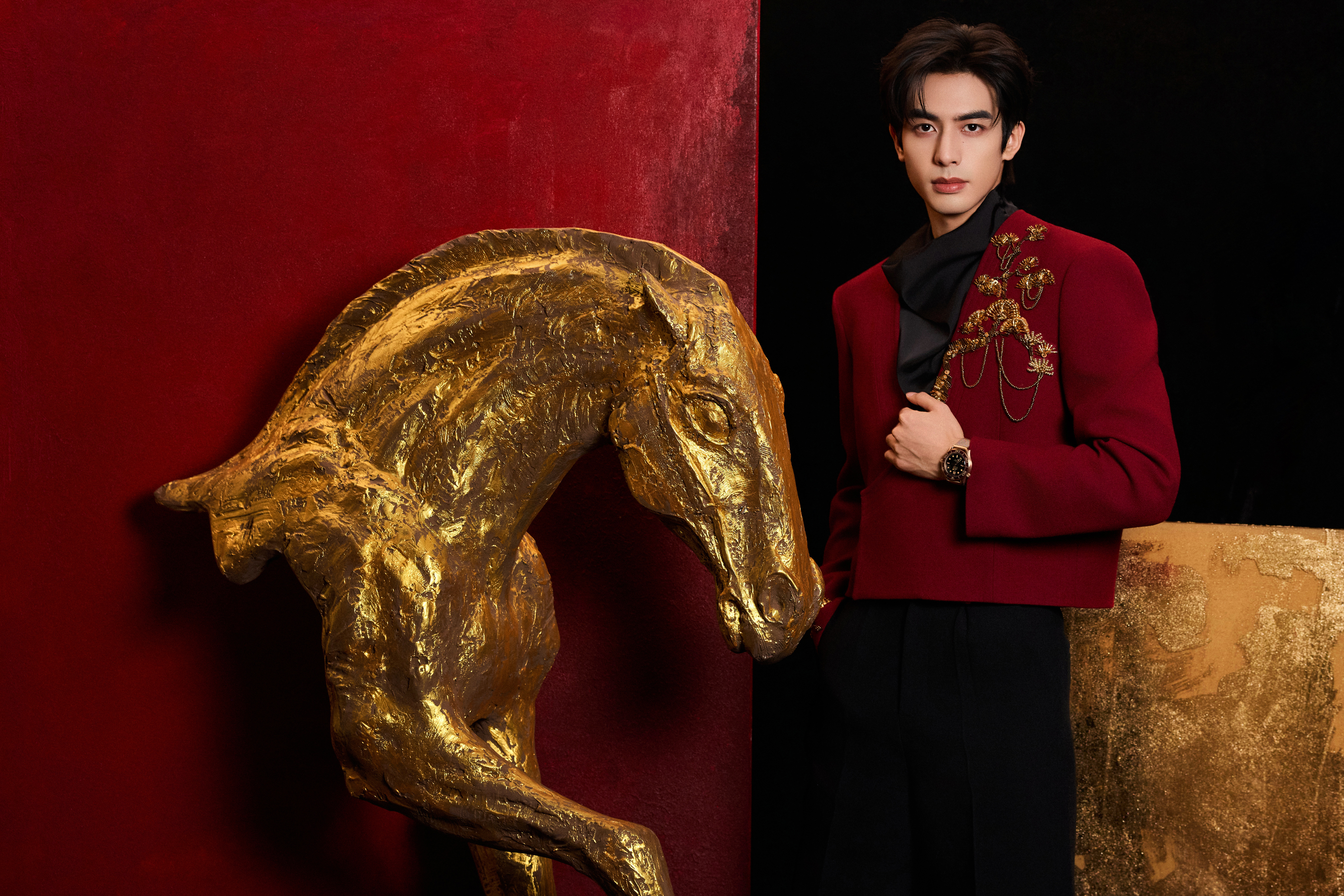 宋威龙即将亮相央视总台马年春晚，身着JUNYANG特别定制「苍松绣筵」酒红色套装