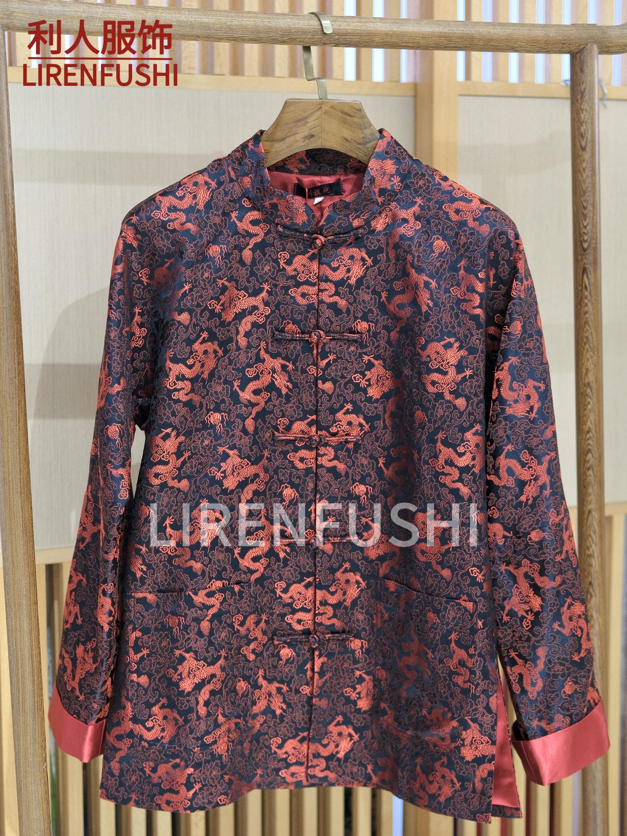 复古中国风长衫，龙纹图案，尽显东方韵味。