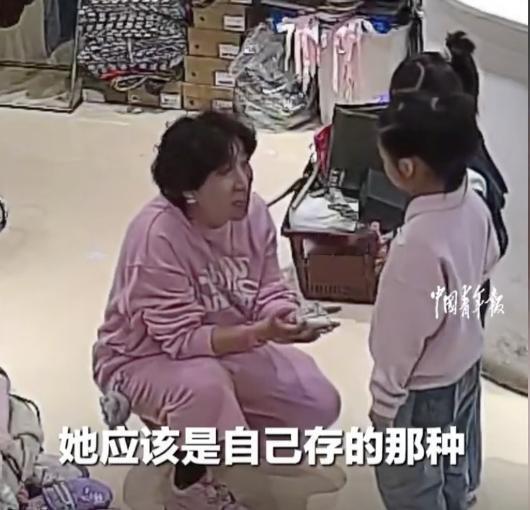 2月4日天津寒风凛冽，一家服装店内的暖心瞬间，让这个寒冬暖意融融——6岁女童揣着