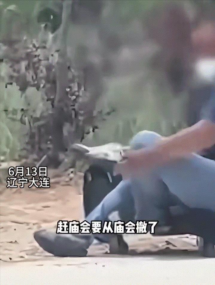 “当场露馅！”大连一名男子逛完庙会返程时，在路边看到一名靠滑轮车乞讨的“无腿乞丐