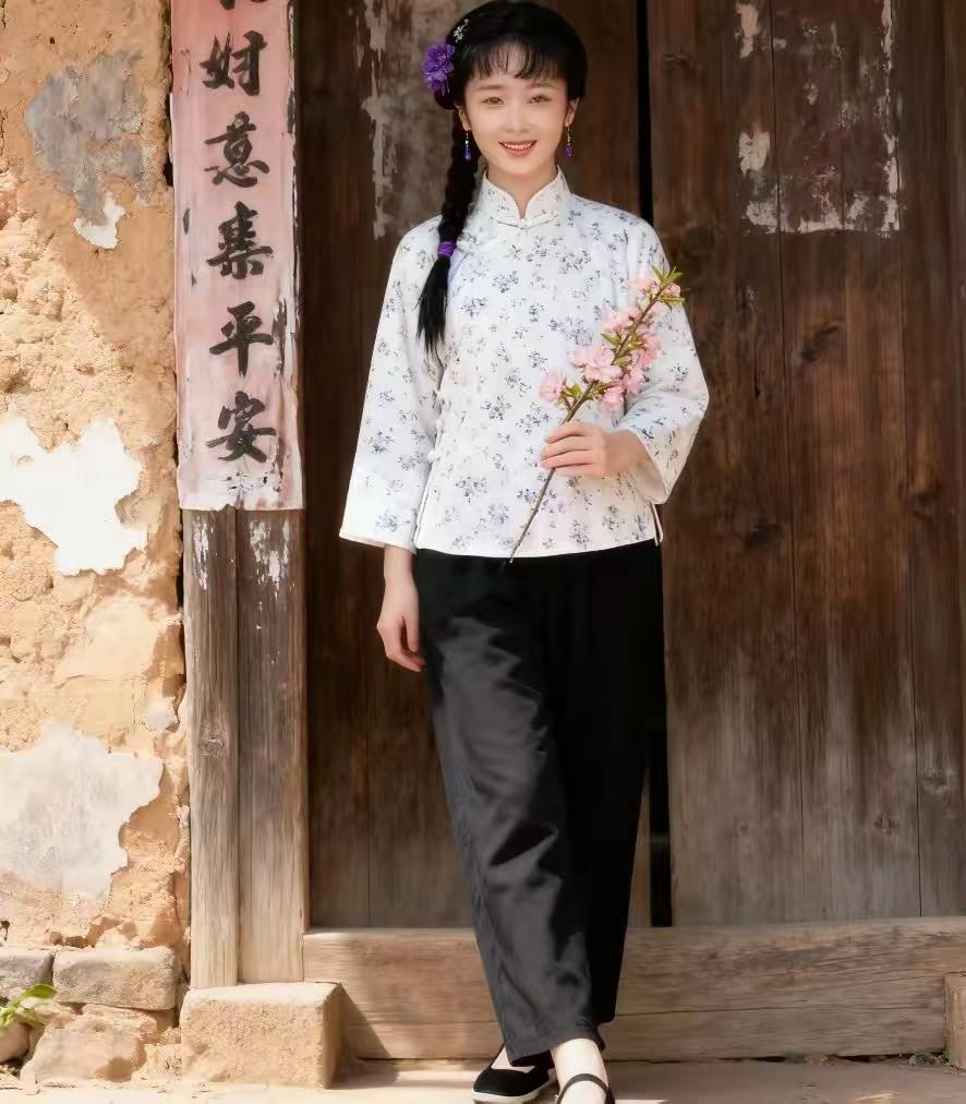 天净沙·老屋盼郎
老屋门畔娇娘，
手持芳卉情长。
翘盼心中爱侣。
时光同赴，
共