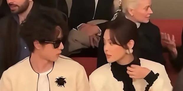 2025年12月3日，王一博与辛芷蕾现身纽约一同看秀，秀场中两人热聊不断，辛芷蕾