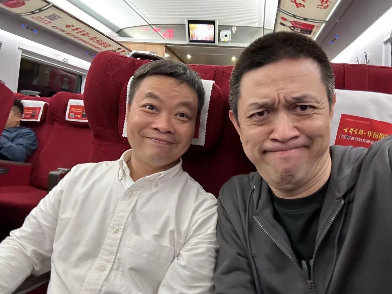 何小鹏兑现“打骨折”卖车承诺！将一台小鹏X9纯电MPV“打五折”交到了李斌手上。