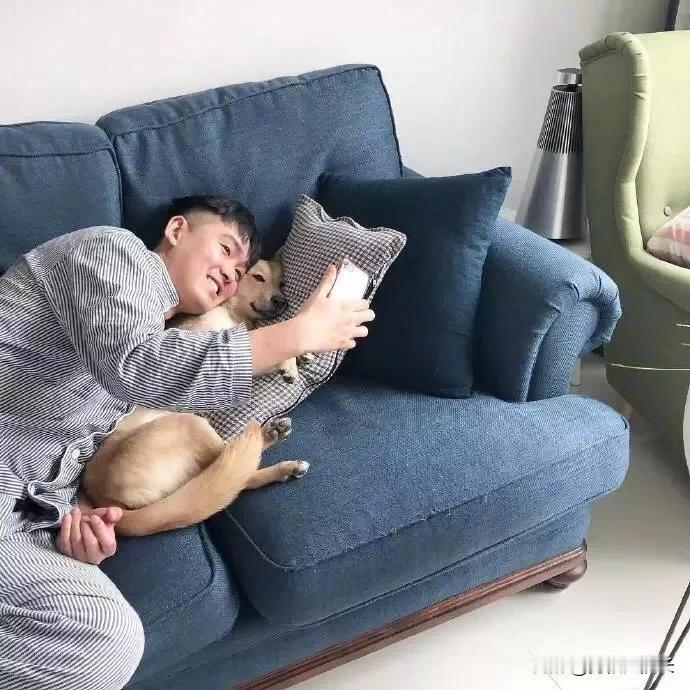 妹子下班回家开门，男友和狗子都没有来迎接！结果一看沙发上这俩正你侬我侬的搞自拍呢
