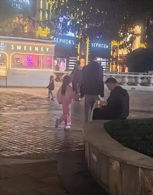 只是带女儿逛街，付辛博意外冲上热搜，路人看错身份太意外