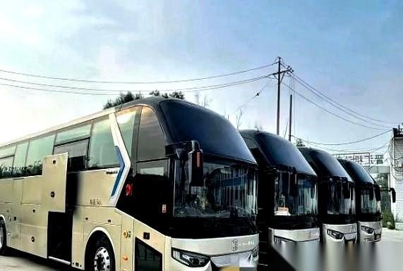 半夜，电话铃声炸响，夫妻俩的心瞬间提到嗓子眼！“你们停在停车场的车，没了！”保安