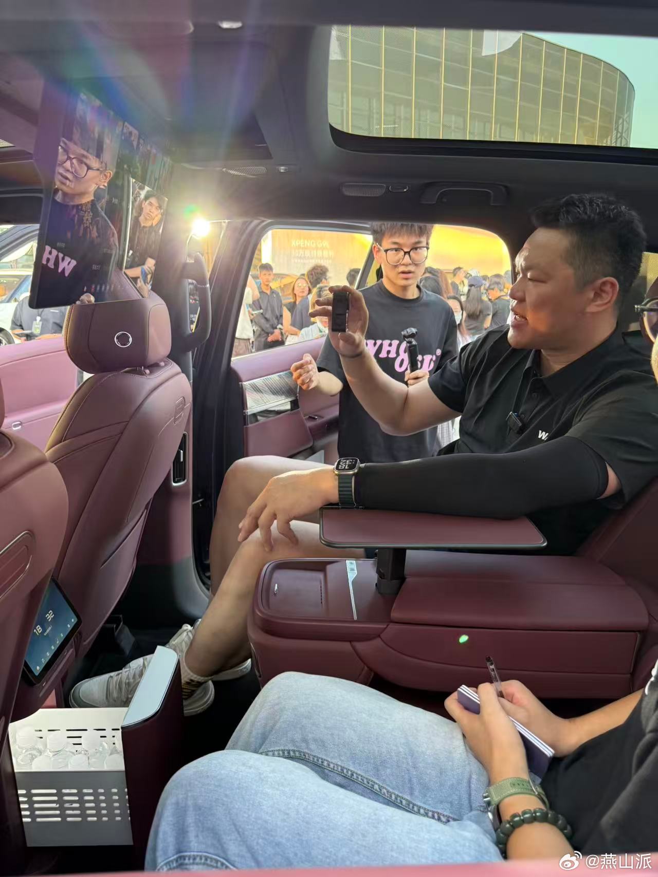 又是朱芳雨，又是王祖蓝，还有直升机助阵。小鹏G9L预售发布会这阵仗可以，大五座科