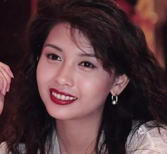 邱淑贞的大女儿沈月（Ayla）近期在采访中自曝，她拒绝了身边所有的追求者，目前仍