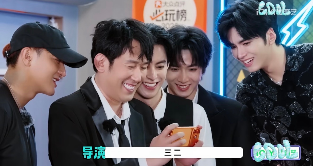 别人笑露八颗牙刘耀文露六颗嘴巴小小的，还是那个圆圆的嘴角，好萌的一个刘耀文！ 