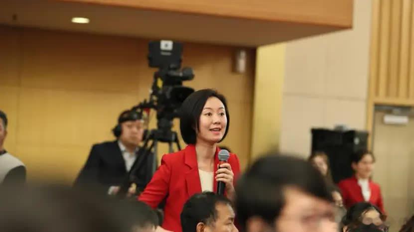 开炮真管用！中国海警船果断“开炮”，菲律宾50多艘舰船立即鸟兽散，夺命而逃！黄岩
