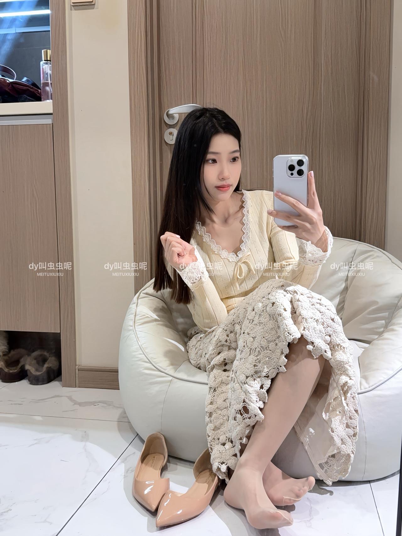 涞觅刻度尺袜 涞觅不止丝滑 小个子穿搭 对镜自拍姿势 裙子搭配