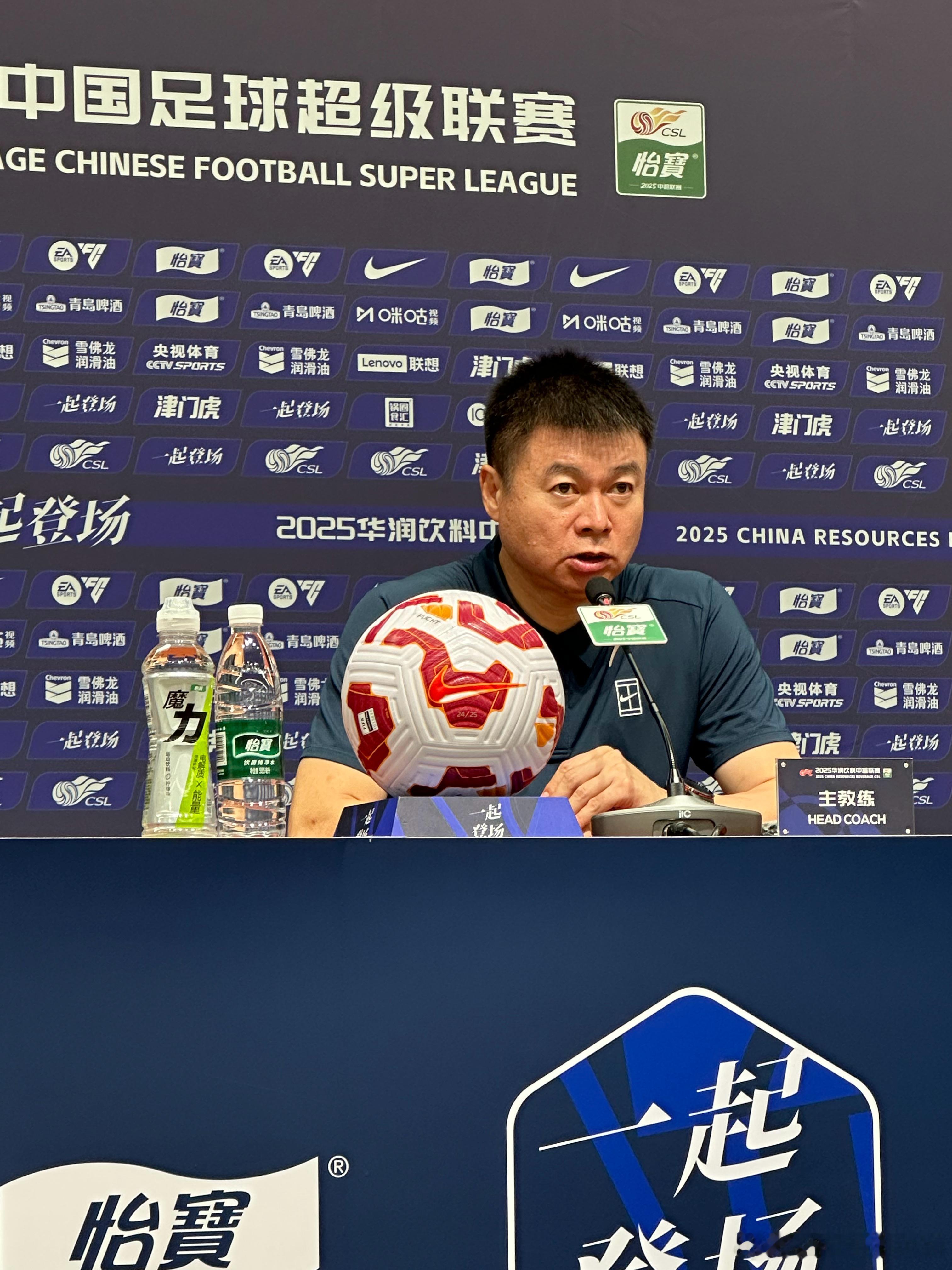 天津津门虎 今天专门拍了张于指导赛后发布会的图片，是为了说说他身上这件儿蓝色的P