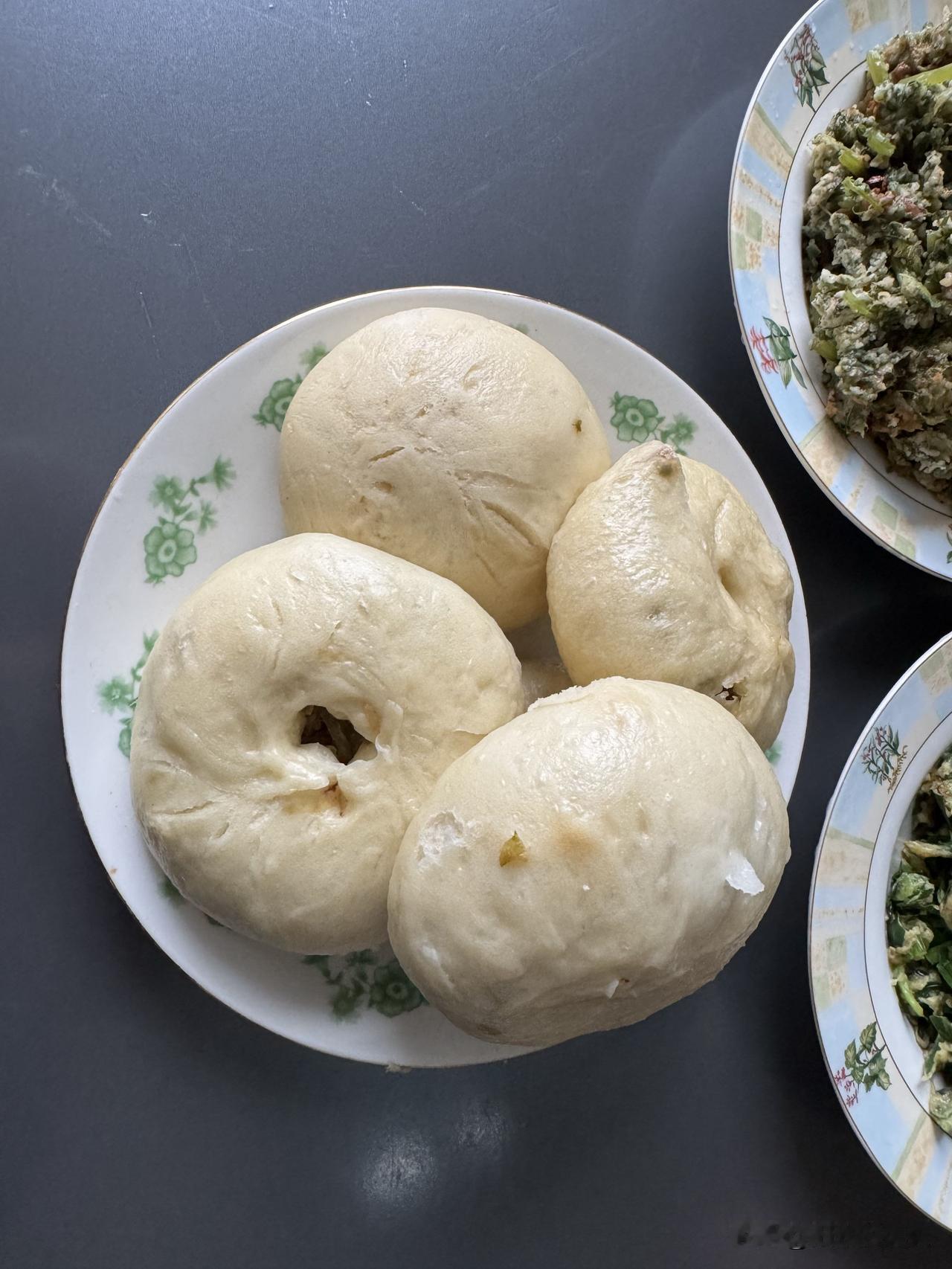 山西人爱吃面食。这绝对是不争的事实。
看看今天早晨我们吃的啥饭：
牛肉包子。
花