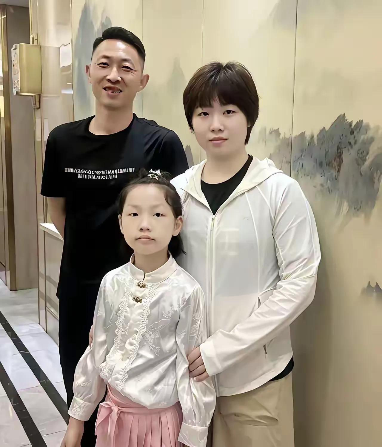 【蒯曼家人长相伴】后排是蒯曼的父亲，右侧是蒯曼，身前小女孩是她的妹妹蒯婕。

姐