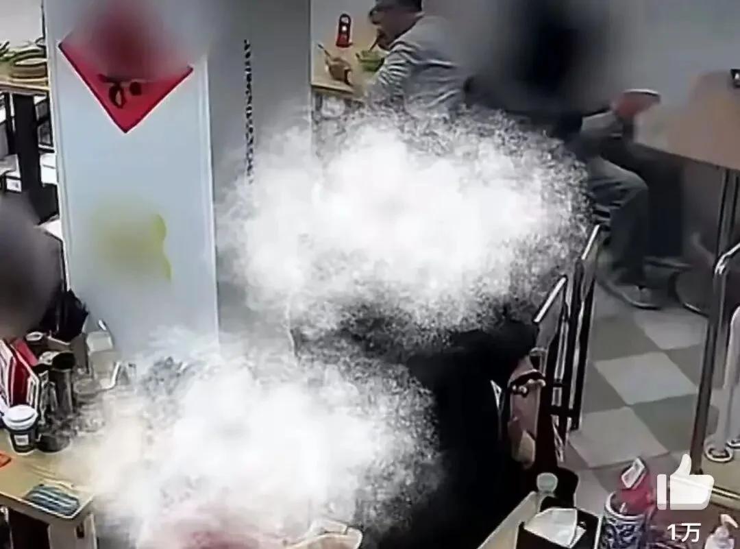 上海。
6个人进餐馆花19元点了两碗汤，自带食物进餐，使用店内的醋，辣椒，纸巾，