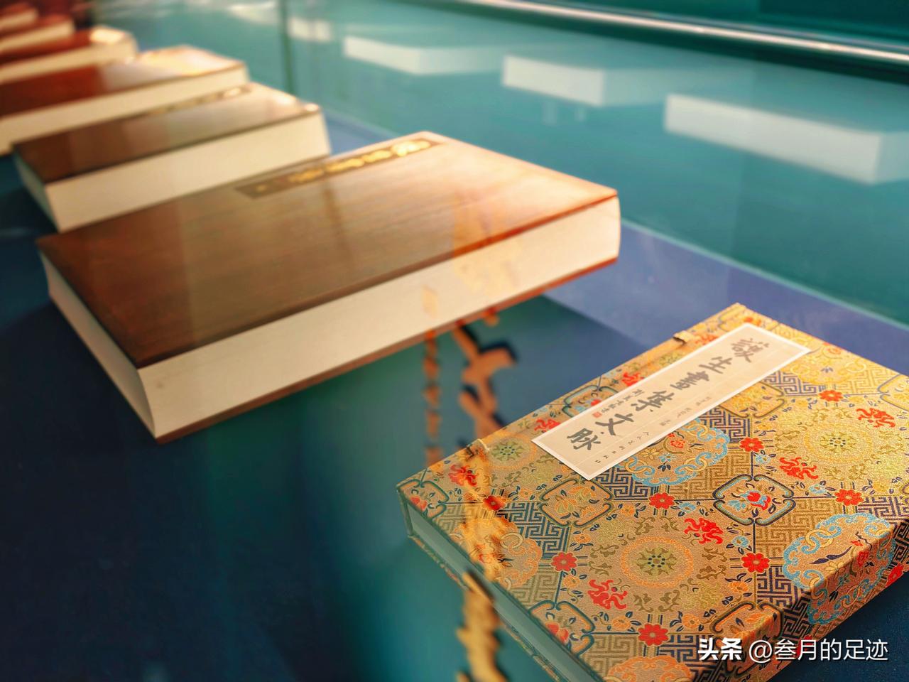 世人提起丰子恺，总会想起骑竹马的孩童、檐下闲谈的人间烟火。而这场展览，让我们看见