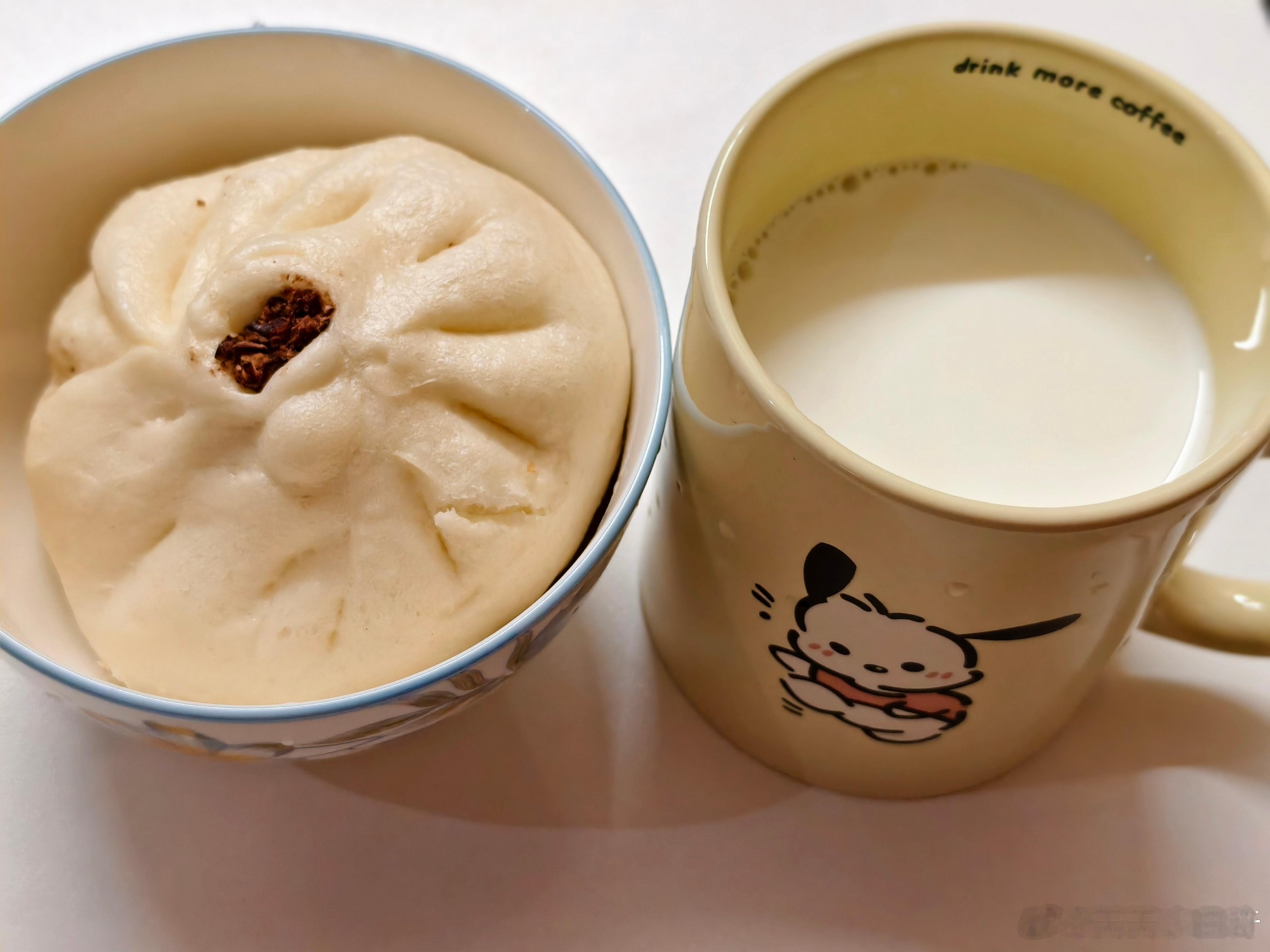 早餐不好吃我还是吃完了豆沙包真难吃 ​​​