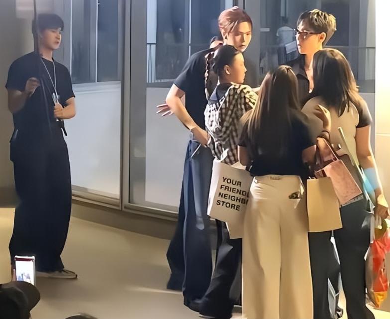 “哥哥不用担心，下次来中国开见面会，中国人还是会像狗一样凑过来的”，这话从何说起