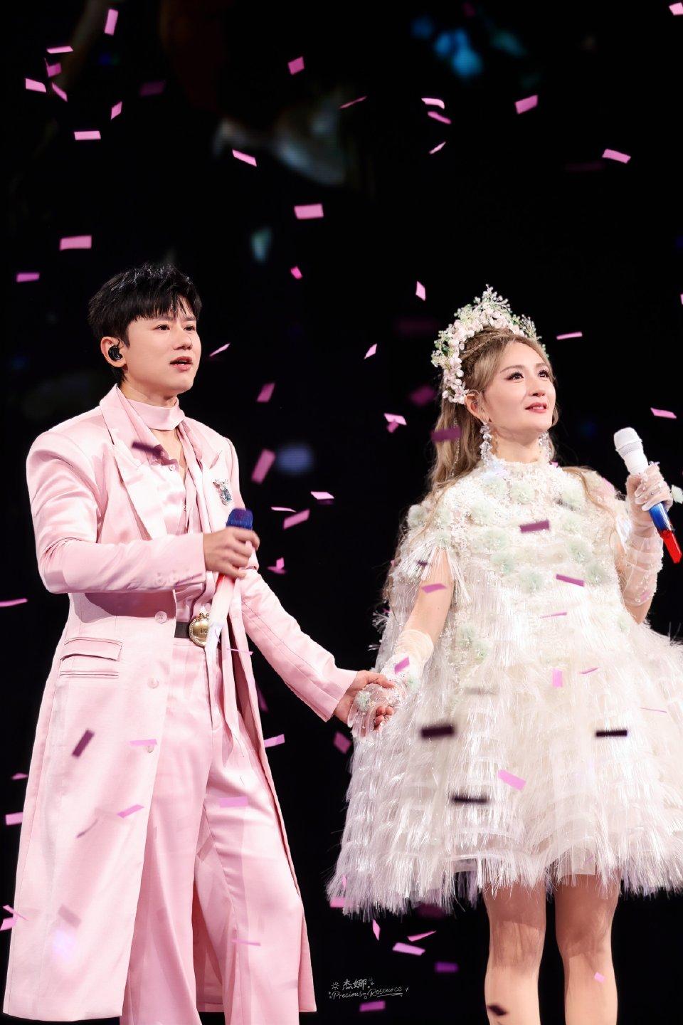 张杰谢娜合唱杀疯了！18年爱情合唱引爆全网
 
5月6日谢娜成都演唱会收官，恰逢