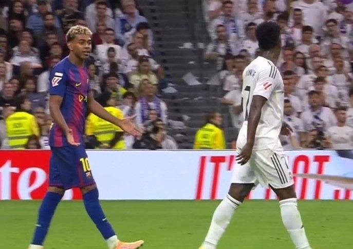 亚马尔告诉威尼修斯在球员通道见面，威尼修斯准备向通道跑去，被工作人员阻拦。
威尼