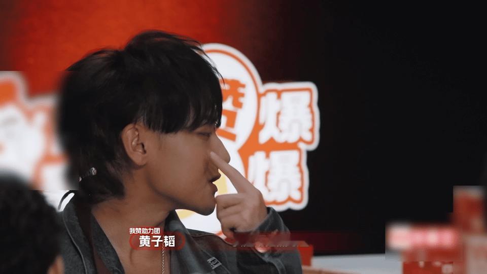 中医对黄子韬说没事能治哈哈黄子韬太逗了，被中医诊出肾脉沉弱，对方说“能治”时，他